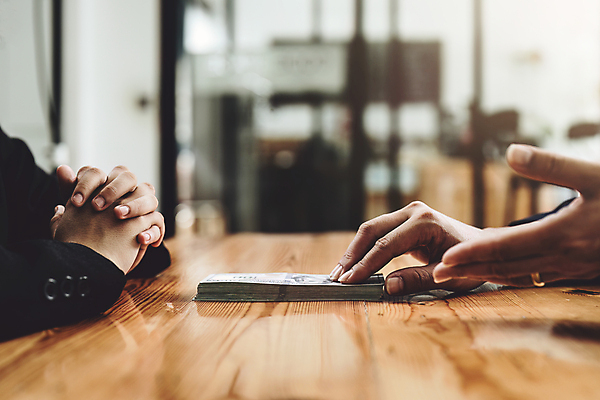 포토 JPG 해외이미지 손 지폐 비즈니스 두명 신체부위 반지 범죄 책상 주기 부정부패 해외202309 해외포토 가구 돈 장신구 모션 사람 파일형식