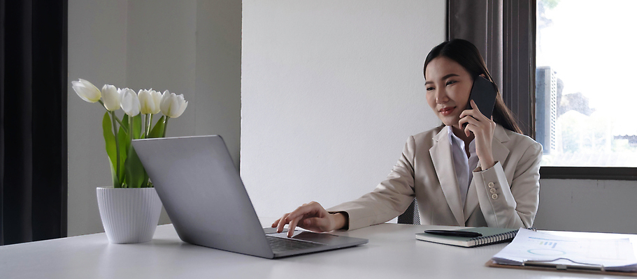 포토 JPG 해외이미지 백인 직업 여자 행복 비즈니스 사업가 통신 성공 모바일 직장 대화 한명 미소 사람 앉기 동양인 노트북 스마트폰 핸드폰 컴퓨터 사무실 뷰티 작업 비즈니스우먼 자신감 상담원 연결 책상 컨설턴트 경영자 긍정 부름 비서 의사소통 채팅 셀룰러 해외202309 해외포토 서양인 1 감정 가구 컨셉 회사 모션 표정 말하기 인종 전자제품 스마트기기 직장인 사무원 전문직 상담 리더 파일형식