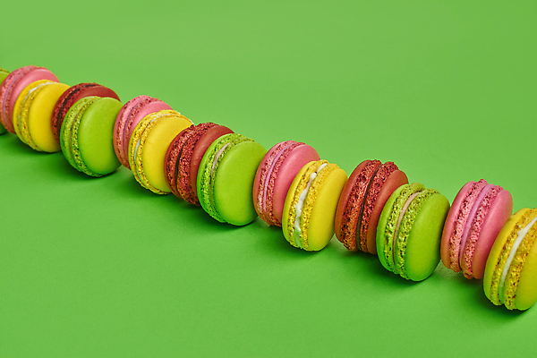 포토 JPG 해외이미지 백그라운드 패턴 사람없음 하이앵글 달콤 마카롱 초록배경 해외202309 해외포토 뷰포인트 무늬 디저트 초록색 맛 파일형식