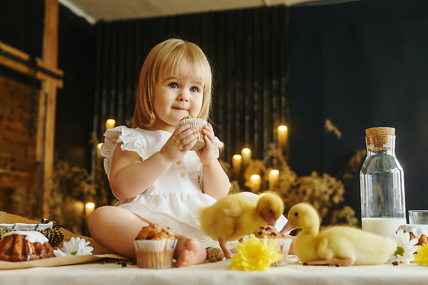 포토 JPG 해외이미지 전신 백인 여자 탁자 부활절 오리 한명 들기 앉기 옆모습 아기 머핀 여자아기한명만 해외202309 해외포토 서양인 1 기념일 빵 뷰포인트 가구 모션 조류 사람 여자한명만 여자아기만 파일형식