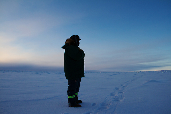 포토 JPG 해외이미지 구름 옷 여행 캐나다 겨울 자연 하늘 날씨 서기 경비 사람 풍경 사람없음 야외 파란색 얼음 추위 자유 흰색 관찰 잡기 땅 북극 언덕 경계 사냥 북쪽 고립 순찰 수평선 해외202309 해외포토 자연요소 계절 컬러 컨셉 북아메리카 모션 안전 보호 극지방 방향 생태계 파일형식