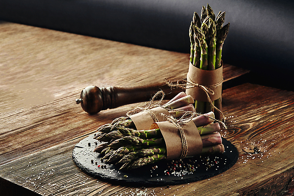 포토 JPG 해외이미지 쟁반 사람없음 묶기 아스파라거스 노끈 나무탁자 해외202309 해외포토 줄 채소 모션 탁자 파일형식