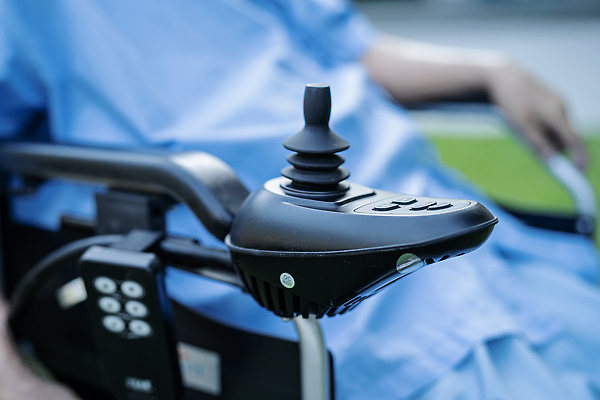 포토 JPG 해외이미지 백인 라이프스타일 손 공원 여자 행복 할머니 여행 의자 건강 미소 사람 앉기 성인 사람없음 야외 기쁨 환자 간호사 도전 스쿠터 신선 바퀴 닫기 질병 은퇴 간호 휠체어 장애 돌봄 옛날 헬프 해외202309 해외포토 서양인 공공시설 노년 감정 가구 의학 모션 표정 생활 신체부위 의료진 오토바이 도움 파일형식