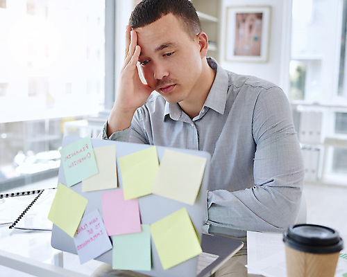 포토 JPG 해외이미지 남자 액자 창문 스트레스 피곤 한명 앉기 상반신 성인 앞모습 노트북 사무실 공책 기댐 메모지 졸음 책상 테이크아웃컵 성인남자한명만 해외202309 해외포토 1 감정 뷰포인트 가구 컨셉 비즈니스 모션 문구용품 사람 컵 전자제품 사무용품 남자한명만 성인남자만 파일형식