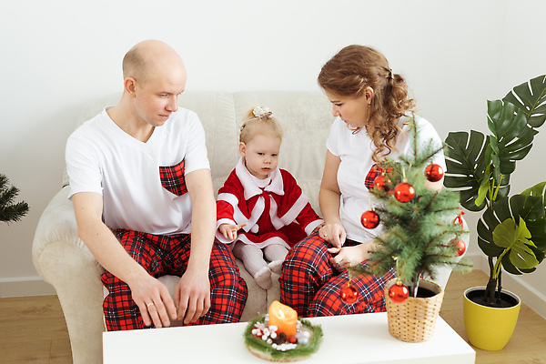 포토 JPG 해외이미지 전신 백인 여자 남자 화분 크리스마스 가족 휴가 앉기 상반신 성인 앞모습 세명 소파 아기 오너먼트 해외202309 해외포토 서양인 기념일 뷰포인트 크리스마스장식 의자 관계 모션 사람 파일형식