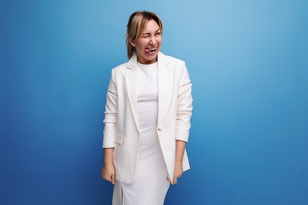 포토 JPG 해외이미지 백인 손 응시 드레스 여자 행복 유럽 무기 백그라운드 생각 비즈니스 성공 실내 한명 서기 사람 금발 뷰티 카메라 재킷 백발 흰색 비즈니스우먼 자신감 우아함 중앙 스마트 경영자 긍정 교차 경영 고립 스타일 해외202309 해외포토 서양인 1 헤어스타일 시선 옷 감정 나라 컬러 컨셉 모션 내부 신체부위 전자제품 외투 직장인 리더 파일형식