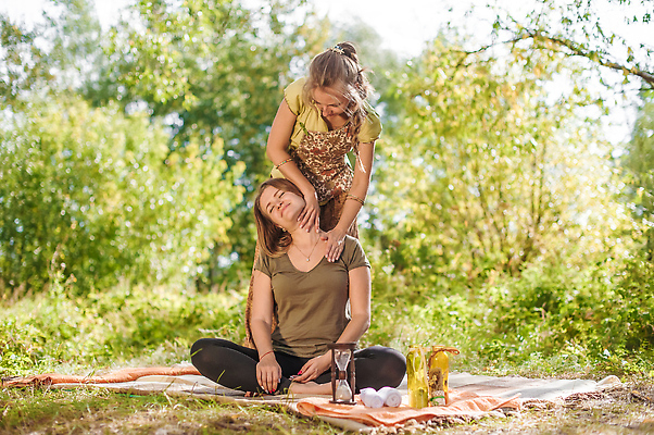 포토 JPG 해외이미지 여자 휴식 관리 사람 두명 뷰티 마사지 피부 척추 돌봄 안마사 해외202309 해외포토 컨셉 모션 뼈 신체부위 파일형식