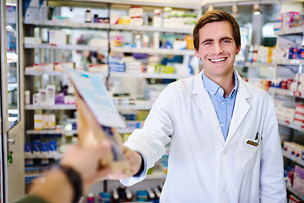 포토 JPG 해외이미지 손 남자 실내 한명 웃음 상반신 성인 신체부위 판매 의료진 약국 주기 약사 성인남자한명만 해외202309 해외포토 직업 1 의학 모션 표정 사람 내부 남자한명만 성인남자만 파일형식