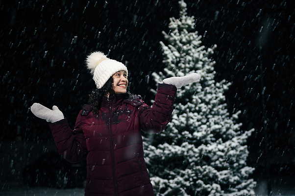 포토 JPG 해외이미지 백인 라이프스타일 옷 행복 여행 흑인 겨울 날씨 휴가 거리 한명 야외 건물 걷기 화환 산책 기쁨 추위 램프 축하 소나무 눈송이 야간 저녁 12월 히스패닉 전나무 빛망울 우크라이나 폭설 가문비나무 손모아장갑 해외202309 해외포토 자연요소 서양인 나무 1 건축물 계절 꽃 감정 유럽 장갑 컨셉 모션 휴식 조명 눈_날씨 사람 생활 빛 날짜 자연재해 파일형식