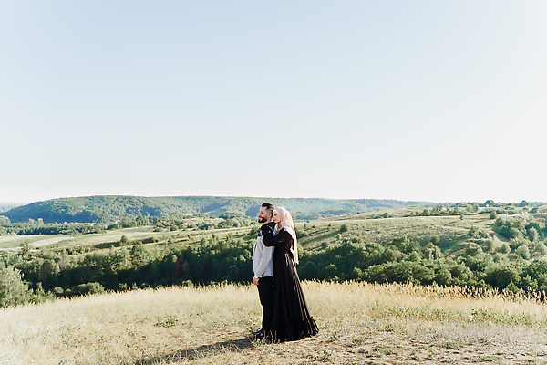 포토 JPG 해외이미지 백인 커플 여자 남자 행복 관계 함께함 이야기 사랑 미소 사람 성인 사람없음 뷰티 유행 숲 이슬람교 다문화 다인종 유대인 다민족 돌봄 섞기 스타일 해외202309 해외포토 서양인 감정 종교 컨셉 모션 표정 인종 사회이슈 파일형식