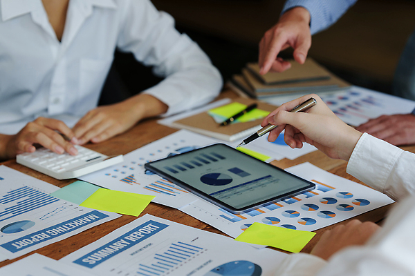 포토 JPG 해외이미지 직업 회사 사업가 통계 성공 그래프 설계 사람 사람없음 금융 경제 노트북 사무실 펜 정보 성장 업무 작업 비즈니스맨 결과 계획 상담원 주식 대표 토론 분석 보고서 상담 문서 투자 이익 회계 경영 계좌 마케팅 예산 브레인스토밍 정확 해외202309 해외포토 남자 컨셉 비즈니스 전자제품 필기구 직장인 사무원 파일형식