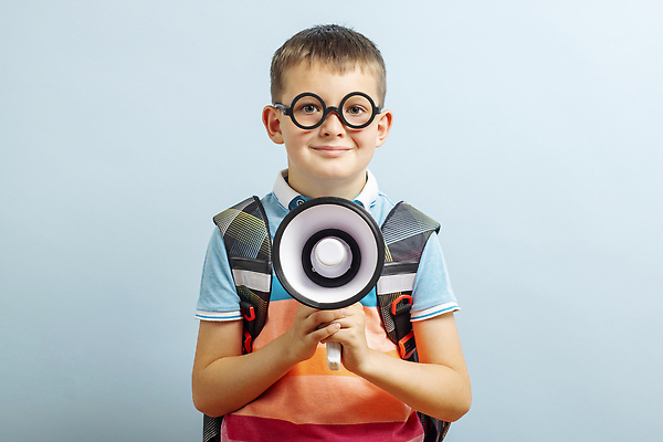 포토 JPG 해외이미지 학생 교육 어린이 남학생 백그라운드 배낭 텍스트 통신 교실 학교 수업 말하기 대화 한명 소년 파란색 세일 우주 확성기 소리 외침 정보 발표 메시지 뉴스 9월 알림 초대 시끄러움 목소리 재촉 비명 주목 해외202309 해외포토 1 남자 컬러 컨셉 가방 모션 사람 날짜 파일형식