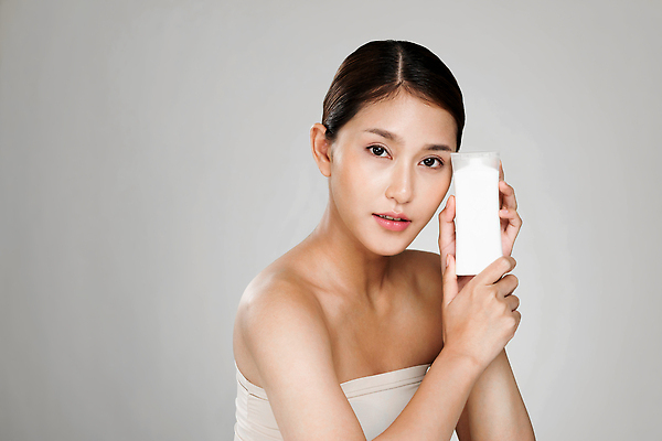 포토 JPG 해외이미지 여자 한명 들기 동양인 상반신 성인 옆모습 화장품 성인여자한명만 해외202309 해외포토 1 뷰포인트 모션 사람 인종 뷰티 여자한명만 성인여자만 파일형식