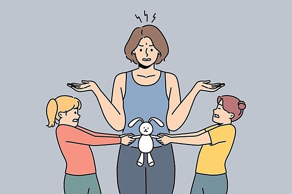 EPS 해외이미지 여자 어린이 일러스트 가족 상반신 성인 세명 찡그림 당기기 싸움 토끼인형 여자만 해외202309 해외일러스트 인형 관계 모션 표정 사람 토끼 파일형식 벡터