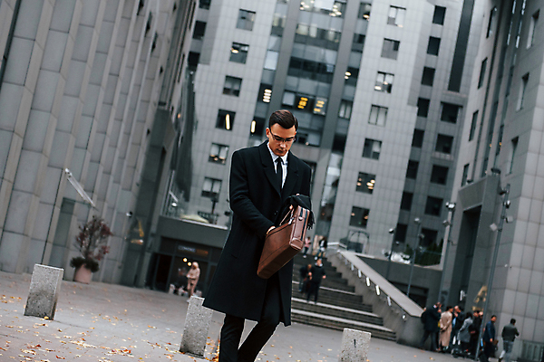 포토 JPG 해외이미지 남자 안경 서류가방 한명 들기 정장 상반신 성인 건물 옆모습 계단 도시 직장인 비즈니스맨 스마트 넣기 성인남자한명만 해외포토 직업 1 건축물 잡화 옷 뷰포인트 컨셉 가방 비즈니스 모션 사람 남자한명만 성인남자만 파일형식