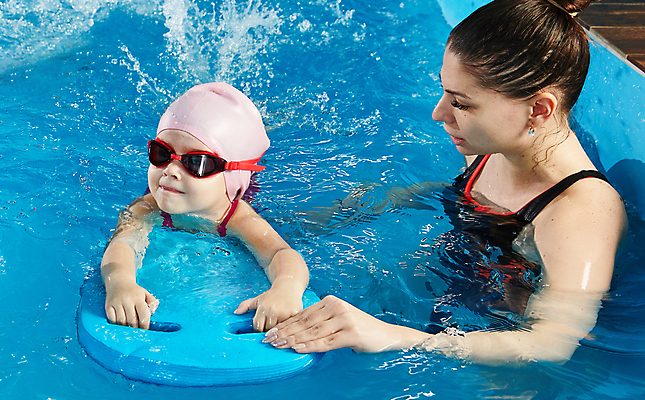 포토 JPG 해외이미지 백인 여자 수영복 어린이 스포츠 수업 수영장 상반신 성인 두명 앞모습 옆모습 교사 수영 잡기 가르침 물안경 수영용품 수영모 수영강습 해외202309 해외포토 서양인 직업 옷 교육 스포츠용품 뷰포인트 모션 사람 수상스포츠 파일형식