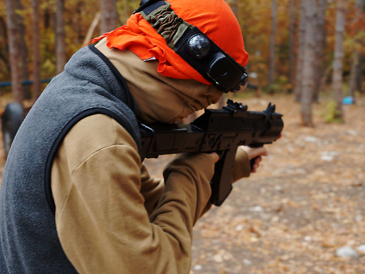 포토 JPG 해외이미지 라이프스타일 감정 무기 어린이 스포츠 놀이 한명 사람 취미 뒷모습 10대 빛 장비 총 게임 표현 체험 목표 숲 발사 집중 흥분 조준 사춘기 인기 적외선 해외202309 해외포토 1 뷰포인트 컨셉 청소년 생활 파일형식