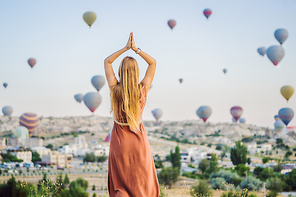 포토 JPG 해외이미지 여자 여행 하늘 한명 성인 야외 뒷모습 아웃포커스 손들기 일몰 로맨틱 열기구 손모으기 성인여자한명만 튀르키예 해외202309 해외포토 1 아시아 뷰포인트 컨셉 항공교통 모션 촬영기법 사람 손짓 노을 여자한명만 성인여자만 파일형식