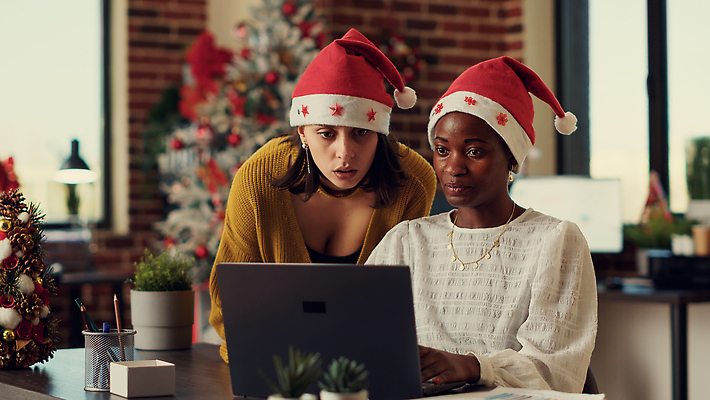 포토 JPG 해외이미지 응시 여자 크리스마스 겨울 산타모자 회의 직장 상반신 성인 두명 앞모습 노트북 사무실 타이핑 업무 비즈니스우먼 책상 동료 확인 성인여자만 해외202309 해외포토 모자_잡화 시선 계절 기념일 뷰포인트 가구 회사 비즈니스 관계 사람 전자제품 작업 직장인 여자만 성인만 파일형식