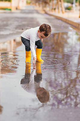 포토 JPG 해외이미지 나무 계절 공원 행복 어린이 무지개 장난 자연 놀이 하늘 날씨 휴가 휴식 거리 부츠 한명 웃음 야외 빨간색 물 파란색 뷰티 노란색 점프 봄 젖음 아기 떨어짐 러시아 웅덩이 걸음마 해외202309 해외포토 자연요소 식물 1 공공시설 감정 유럽 컬러 신발 컨셉 모션 표정 사람 생태계 파일형식