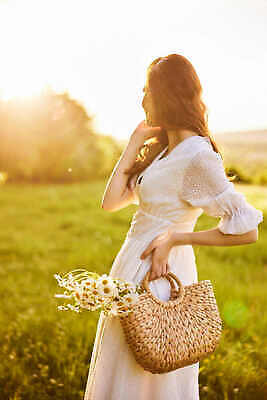 포토 JPG 해외이미지 여자 따뜻함 한명 들기 상반신 성인 야외 옆모습 햇빛 일몰 핸드백 짚 개망초 성인여자한명만 해외202309 해외포토 1 꽃 뷰포인트 줄기 가방 모션 사람 태양 노을 여자한명만 성인여자만 파일형식