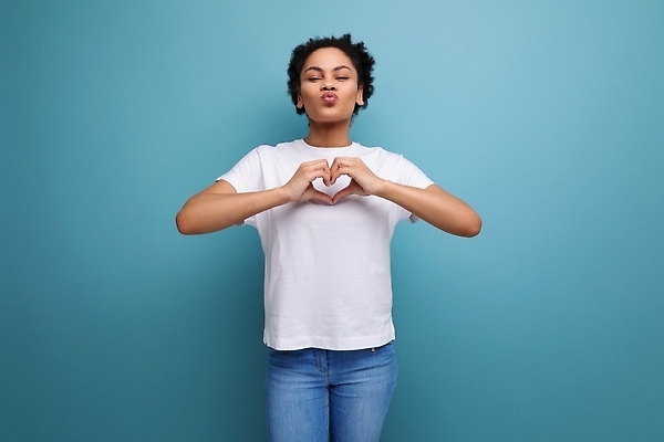 포토 JPG 해외이미지 템플릿 라이프스타일 손 디자인 여자 포즈 백그라운드 컨셉 티셔츠 갈색머리 실내 한명 서기 사람 20대 성인 뷰티 귀여움 검은색 기쁨 흰색 인쇄 긍정 히스패닉 목업 카피스페이스 해외202309 해외포토 1 헤어스타일 감정 컬러 셔츠 모션 청년 내부 생활 신체부위 공백 파일형식