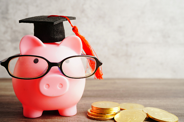 포토 JPG 해외이미지 학생 교육 행복 안경 어린이 돈 비즈니스 졸업 학교 주택 갈색머리 사람 사람없음 책 금융 경제 사무실 쌓기 동전 공책 저축 계산기 잡기 업무 돼지 계산 졸업장 대학교 투자 문제 이익 히스패닉 해결 계좌 예산 장학금 해외202309 해외포토 헤어스타일 잡화 감정 포유류 모션 문구용품 건물 장비 작업 재산 파일형식 지원금