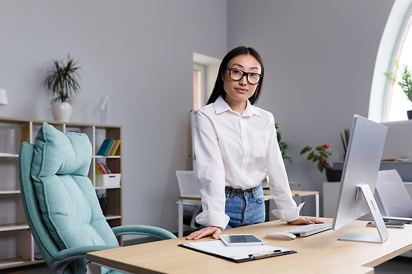 포토 JPG 해외이미지 응시 여자 화분 안경 화초 의자 책장 한명 서기 상반신 성인 옆모습 태블릿 사무실 모니터 기댐 키보드 마우스 스마트 책상 서류판 성인여자한명만 해외202309 해외포토 식물 1 시선 잡화 뷰포인트 가구 컨셉 비즈니스 모션 사람 전자제품 스마트기기 컴퓨터 컴퓨터용품 사무용품 여자한명만 성인여자만 파일형식