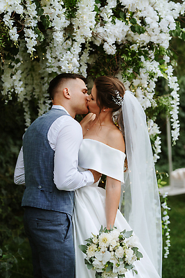 포토 JPG 해외이미지 드레스 남자 꽃 꽃다발 신랑 결혼 가족 함께함 사랑 웃음 정장 두명 장식 기쁨 흰색 샴페인 아치 해외202309 해외포토 식물 옷 감정 컬러 컨셉 관계 주류 표정 사람 이벤트 파일형식