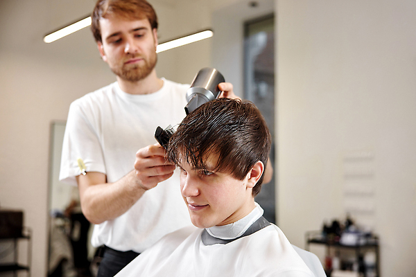 포토 JPG 해외이미지 헤어스타일 응시 남자 앉기 상반신 성인 두명 옆모습 장비 젖음 머리빗 망토 미용사 이발 이발소 성인남자만 해외202309 해외포토 직업 시선 뷰포인트 모션 사람 미용용품 뷰티샵 남자만 성인만 파일형식