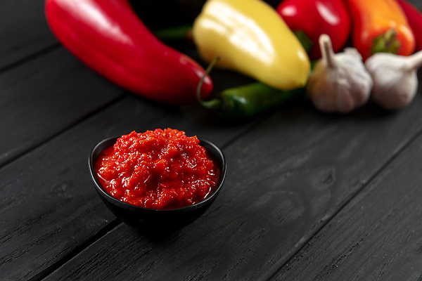 포토 JPG 해외이미지 전통 접시 음식 백그라운드 다이어트 토마토 채소 재료 고추 양파 파스타 건강 마늘 요리 사람없음 목재 빨간색 주방 식사 저녁식사 이탈리아 시골 신선 뜨거움 체리 사발 이탈리아음식 맛 냄비 케첩 허브 향신료 매움 레시피 후추 바질 토마토소스 내추럴 점심식사 살사댄스 채식주의자 핸드메이드 맛있는 해외202309 해외포토 나무 식물 식기 유럽 컬러 컨셉 과일 서양음식 춤 사기그릇 소스_음식 솥 채식 향미료 파일형식