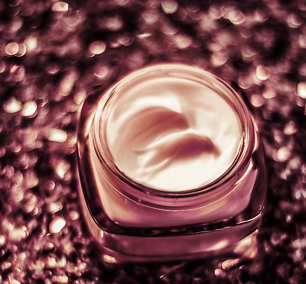 포토 JPG 해외이미지 근접촬영 사람없음 반짝임 고급 피부관리 스킨케어 기초화장품 수분크림 분홍색배경 해외202309 해외포토 뷰포인트 분홍색 백그라운드 컨셉 모션 뷰티 화장품 파일형식