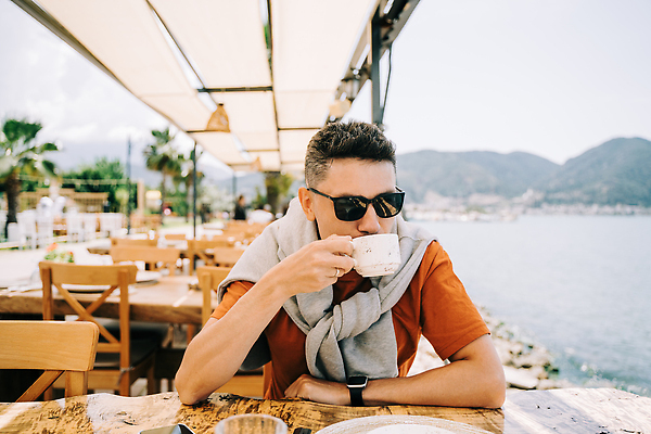 포토 JPG 해외이미지 백인 라이프스타일 남자 안경 커피 음료 바다 백그라운드 탁자 휴가 휴식 산 거리 한명 사람 앉기 풍경 성인 야외 컵 가로 여름 빛 선글라스 여행객 상점 식당 카페 머그컵 마시기 뜨거움 아침식사 커피잔 서비스 상쾌 카푸치노 에스프레소 단절 해외202309 해외포토 서양인 1 식기 잡화 계절 감정 가구 컨셉 모션 잔 생활 식사 파일형식