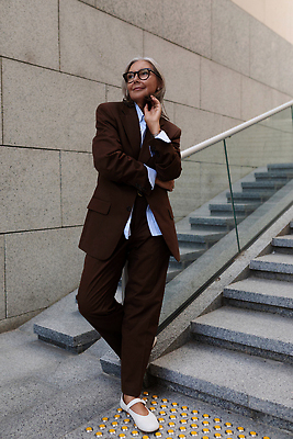 포토 JPG 해외이미지 모델 여자 노년 중년 성공 한명 서기 뷰티 카메라 비즈니스우먼 상담원 디자이너 지휘대 스타일 세련 해외202309 해외포토 직업 1 컨셉 비즈니스 모션 사람 성인 전자제품 직장인 사무원 파일형식