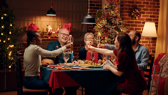 포토 JPG 해외이미지 여자 노년 남자 행복 음식 크리스마스 가족 식탁 조명 함께함 수저 대화 여러명 상반신 성인 앞모습 옆모습 빛 파티 식사 샴페인 건배 연말 해외202309 해외포토 식기 기념일 감정 뷰포인트 다수 컨셉 관계 탁자 주류 말하기 사람 이벤트 파일형식