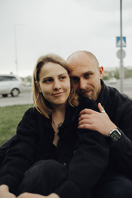 포토 JPG 해외이미지 백인 라이프스타일 커플 행복 데이트 관계 포옹 수염 사랑 한명 초록색 여름 금발 검은색 봄 대머리 힙스터 해외202309 해외포토 서양인 1 헤어스타일 계절 패션 감정 컬러 안기 사람 생활 파일형식