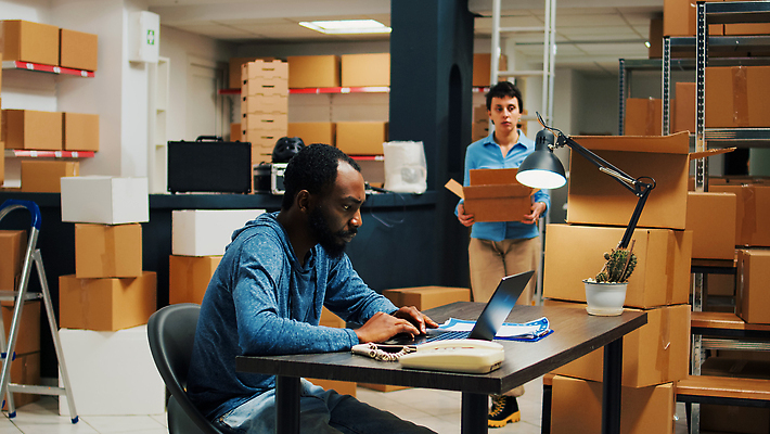 포토 JPG 해외이미지 백인 여자 남자 흑인 의자 노동자 실내 들기 앉기 상반신 성인 두명 옆모습 노트북 상자 타이핑 작업 물류창고 성인만 해외202309 해외포토 서양인 직업 뷰포인트 가구 모션 사람 내부 전자제품 창고 파일형식