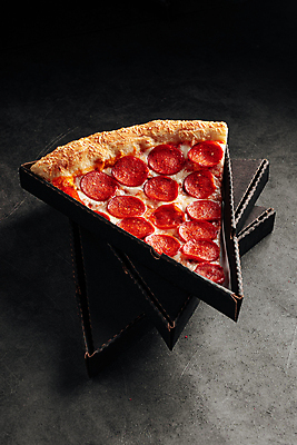 포토 JPG 해외이미지 조각 포장 피자 사람없음 상자 큼 페퍼로니 해외202309 해외포토 패스트푸드 서양음식 소시지 크기 파일형식