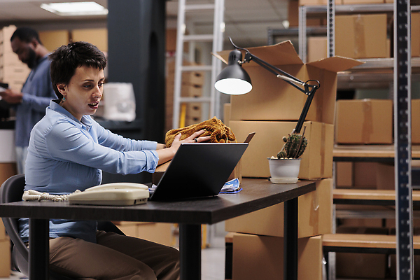 포토 JPG 해외이미지 백인 여자 남자 흑인 의자 노동자 실내 들기 앉기 상반신 성인 두명 옆모습 노트북 상자 작업 물류창고 성인만 해외202309 해외포토 서양인 직업 뷰포인트 가구 모션 사람 내부 전자제품 창고 파일형식