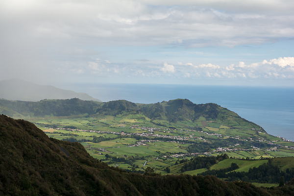 포토 JPG 해외이미지 나무 전통 외관 유럽 종교 문화 도로 벽 섬 여행 건축양식 휴가 거리 주택 손바닥 사람없음 야외 건물 가로 초록색 울타리 도시풍경 교회 마을 봄 시골 도시 역사 작음 포르투갈 좁은 타운 리빙 대서양 옛날 해외202309 해외포토 식물 건축물 손 계절 건축 나라 길 바다 컬러 종교건축 교통시설 풍경 담장 크기 파일형식