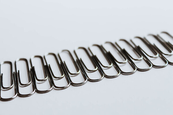 포토 JPG 해외이미지 모양 디자인 교육 종이 선 백그라운드 컨셉 비즈니스 학교 탁자 문구용품 집게 사람없음 사무실 우주 금속 쪽지 장비 흰색 공구 업무 그룹 메시지 닫기 은색 오브젝트 문서 잠금 클립 페이지 바인더 고립 보유 철강 공급 해외202309 해외포토 컬러 가구 모션 재질 사무용품 도구 작업 보안 파일형식