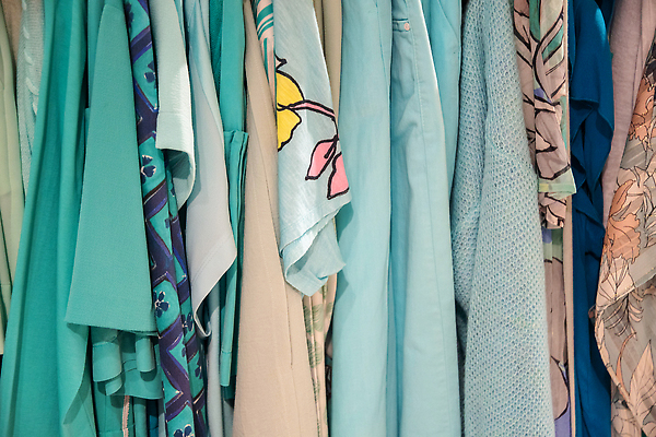 포토 JPG 해외이미지 옷 컨셉 비즈니스 매달리기 사람없음 쇼핑 컬러풀 세일 상점 저축 수확 직물 팔레트 시장 선택 쇼핑몰 수집 스웨터 상업 소매 낭비 부티크 신발장 스타일 해외202309 해외포토 컬러 상의 농업 모션 금융 파일형식