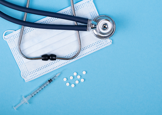 포토 JPG 해외이미지 얼굴 백그라운드 청진기 탁자 건강 병원 주사기 가면 사람없음 초록색 파란색 알약 약 고통 추위 의사 수술 오염 플랫 바이러스 호흡 보호 정상 약국 오브젝트 예방 머리위 위치 처방 외과 항공촬영 돌봄 백신 인플루엔자 항생제 공급 코로나바이러스 해외202309 해외포토 감정 뷰포인트 컬러 가구 컨셉 의학 의료기기 모션 신체부위 치료 의료진 파일형식