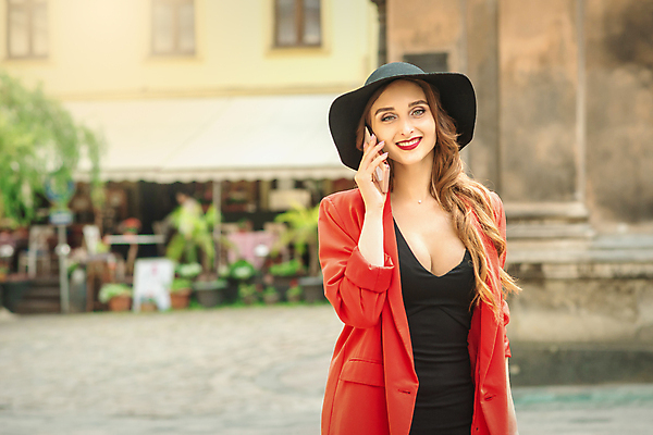 포토 JPG 해외이미지 백인 응시 여자 행복 벽 여행 휴가 거리 한명 상반신 성인 건물 앞모습 빨간색 스마트폰 여행객 상점 여행가방 도시 우아함 통화 성인여자한명만 해외202309 해외포토 서양인 1 건축물 시선 감정 뷰포인트 컬러 컨셉 가방 모션 사람 핸드폰 스마트기기 여자한명만 성인여자만 파일형식