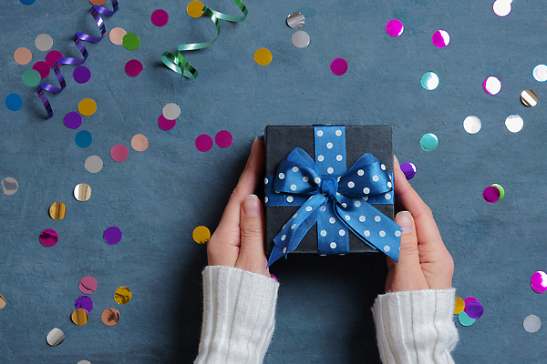 포토 JPG 해외이미지 디자인 여자 백그라운드 컨셉 크리스마스장식 인터넷 비즈니스 탁자 휴가 관리 선물 사람없음 쇼핑 상자 세일 바구니 상점 디지털 검은색 웹 카트 잡기 시장 구매 상업 머리위 소매 온라인 승진 금요일 마케팅 매각 특별함 플랫레이 블랙프라이데이 제의 해외202309 해외포토 컬러 가구 크리스마스 모션 데이이벤트 사람 플랫 요일 파일형식