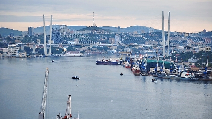 포토 JPG 해외이미지 산업 아시아 바다 섬 여행 건축양식 교통시설 하늘 프레임 뿔 안테나 파노라마 동양인 풍경 사람없음 건물 물 여름 파란색 강 도시풍경 뷰티 도시 만 황금 야간 기중기 러시아 태평양 포트 동쪽 건너기 랜드마크 러시아인 철강 콘크리트 해외202309 해외포토 자연요소 서양인 건축물 계절 건축 유럽 나라 컬러 교통 통신 모션 촬영기법 인종 중장비 방향 시설 파일형식