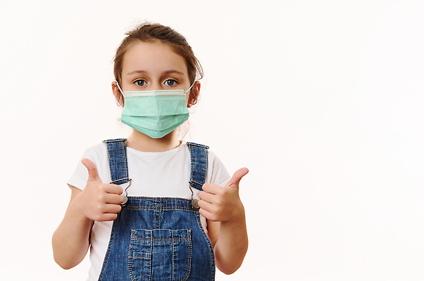 포토 JPG 해외이미지 얼굴 학교 한명 안전 소녀 약 건강관리 추위 최고 오염 바이러스 호흡 보호 질병 흰배경 예방 보안 감염 전염 위생관리 인플루엔자 전염병 카피스페이스 락다운 해외202309 해외포토 1 여자 교육 어린이 백그라운드 컨셉 의학 건강 관리 사람 신체부위 공백 흰색 파일형식