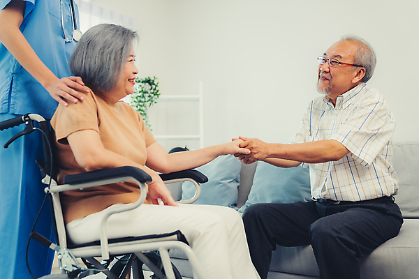 포토 JPG 해외이미지 여자 할아버지 노년 남자 행복 안경 할머니 쿠션 청진기 병원 앉기 동양인 상반신 두명 옆모습 소파 마주보기 건강관리 손잡기 환자 간호사 휠체어 어깨에손 해외202309 해외포토 잡화 감정 뷰포인트 의자 의학 의료기기 모션 건강 관리 사람 인종 성인 의료진 파일형식