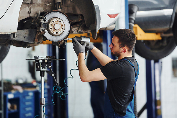 포토 JPG 해외이미지 남자 자동차 한명 상반신 성인 옆모습 기계 작업 기술자 수리 고장 열정 정비공 교체 자동차정비 정비소 성인남자한명만 해외202309 해외포토 직업 1 감정 육상교통 뷰포인트 사람 남자한명만 성인남자만 파일형식