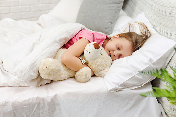 포토 JPG 해외이미지 여자 어린이 잎 베개 안기 한명 상반신 눕기 곰인형 침실 이불 침대 잠 소녀한명만 해외202309 해외포토 식물 1 인형 가구 침구 모션 사람 여자한명만 소녀만 파일형식